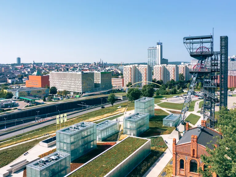 Panorama Katowic z zabudowaniami Muzeum Śląskiego i wieżą szybu