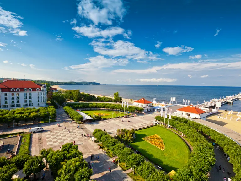 Sopockie molo, nadmorski skwer i plaża