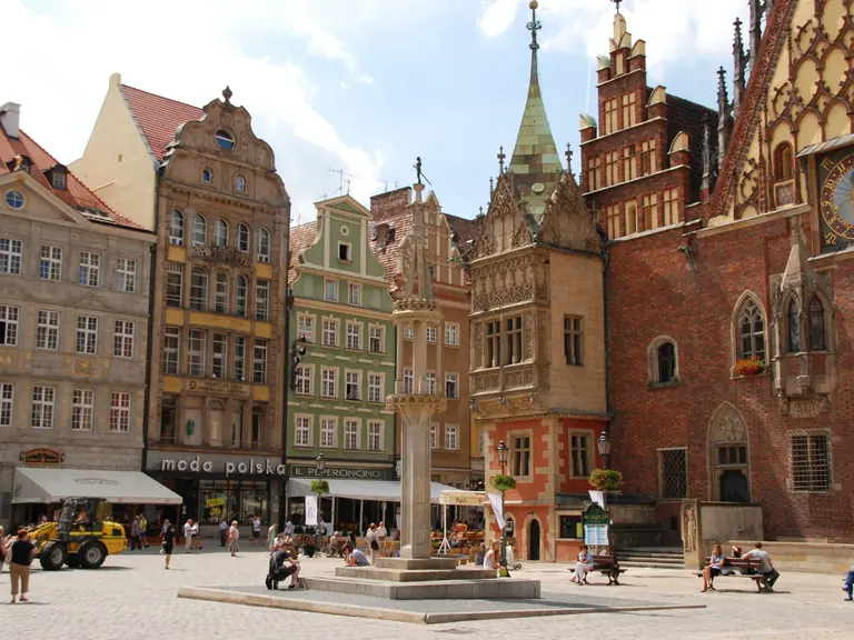 Zabytkowy ratusz i kamienice na Rynku we Wrocławiu